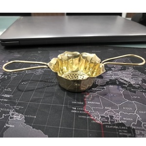 ที่กรองชาทองเหลืองทำมือระดับพรีเมียม พร้อมหูจับคู่เคลือบทอง ที่กรองชาใบแบบหรูหรา ทนทาน อุปกรณ์ครัวสุดหรู ใช้เสิร์ฟอย่างสง่างาม - Product Image 1