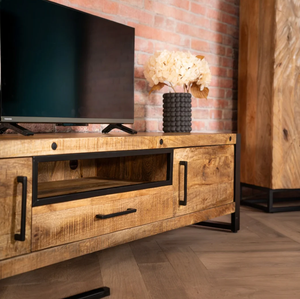 Mueble de TV de Madera Hecho a Mano con Dos Puertas y un Cajón, con Tiradores de Metal Negro, Mueble de Entretenimiento Rústico con Estante Abierto para Almacenamiento - Product Image 3