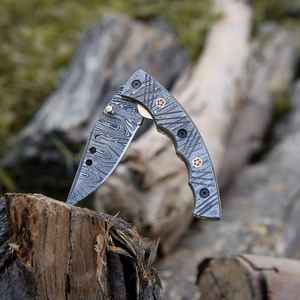 Hermoso Cuchillo Plegable de Acero de Damasco Hecho a Mano de Primera Calidad, Cuchillo de Acero de Damasco Personalizado de Grado Industrial para Campamento al Aire Libre con Funda Personalizada - Product Image 1