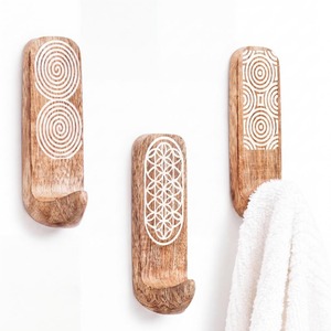 Cintre en bois élégant de qualité supérieure avec gravure de logo personnalisée, finition laquée, crochet chromé pour armoire - Product Image 5
