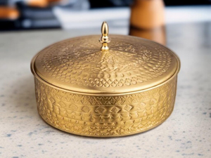 Masala Dabba de Latón Indio con 7 Frascos, Organizador de Especias Hecho a Mano, Contenedor de Condimentos para Cocina, Especiero Tradicional de Latón - Product Image 1