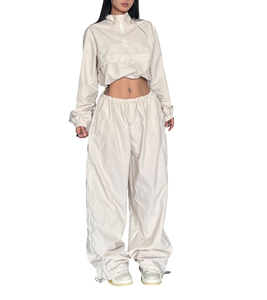 Conjunto Cortavientos Personalizado para Mujer: Chaqueta Corta con Media Cremallera y Pantalones Paracaídas de Pierna Ancha con Cordón, Estilo Deportivo Urbano con Bloques de Color - Product Image 1