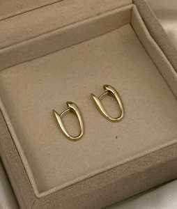 Pendientes de aro gruesos minimalistas de oro macizo de 14K y 18K personalizados, modernos para uso diario, delicados y elegantes, tipo Huggies para mujer, del fabricante. - Product Image 3