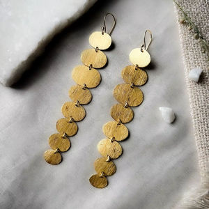 Pendientes largos de latón de diseño antiguo, estilo vintage de lujo, joyería metálica personalizada hecha a mano. - Product Image 1