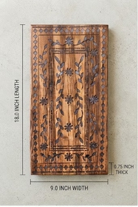 Planche à découper rectangulaire en bois faite à la main avec gravure florale et surface antidérapante - Product Image 4