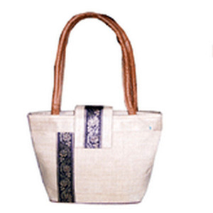 Sac en polyester avec embellissements, fermeture éclair et broderie, prêt pour les voyages - Product Image 4
