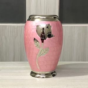 Urnas de Cremación de Latón Premium para Cenizas Humanas, Grabado de Rosas Personalizado, Urna de Latón de Color Rosa, Urnas de Latón Hechas a Mano para Cenizas de Adultos - Product Image 1