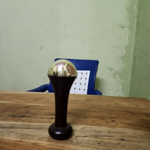 Bâton de massage Kansa en cuivre et bois, rouleau corporel et pour les pieds, masseur liftant et détoxifiant pour la peau, outil de soin à prix de gros - Product Image 1