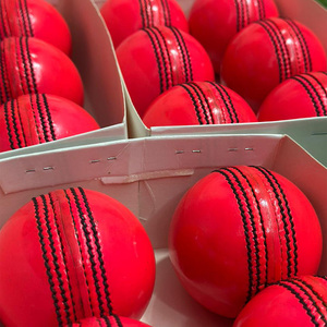 Balle de cricket en cuir rouge cousue à la main, balle dure pour l'entraînement et les matchs professionnels - Product Image 4