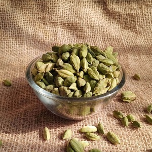 Sélection d'exportation aromatique de gousses de cardamome verte soigneusement cueillies pour une touche de saveur riche dans les aliments, répondant à la demande mondiale. - Product Image 4