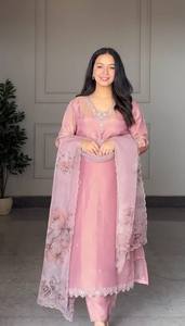 Ensemble Salwar Kameez en Chiffon Brodé Rose Trois Quarts avec Dupatta en Tissu Filet, Tenue Décontractée Réversible pour Femme (ODM) - Product Image 3