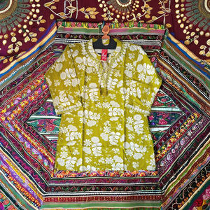 Mantente fresco y a la moda con el top corto de rayón, ligero y cómodo. - Product Image 2