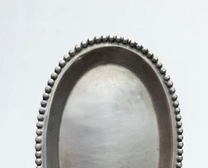 Plateau ovale contemporain avec bordure perlée argentée, centre de table minimaliste et plateau à bijoux pour la décoration intérieure et les articles d'hôtel - Product Image 2