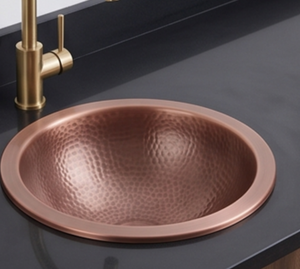 Évier de cuisine rond en cuivre fait main de qualité supérieure, à cuve unique, surface brossée, design rustique, installation sur plan. - Product Image 6