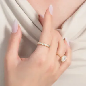 Bague éternité Velmiquea ovale avec diamants de laboratoire taille taille ouest-est, certifiée IGI - Product Image 2
