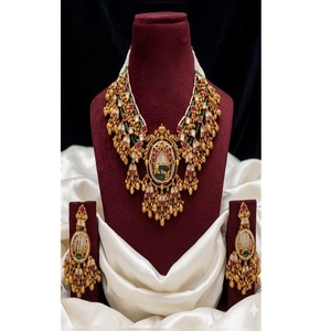Ensemble collier et boucles d'oreilles en moissanite plaqué or de qualité supérieure, style Rajwadhi, pour collection de mariage. - Product Image 2