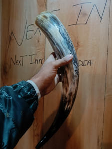 Corne à boire Viking antique faite à la main Sculpture complète personnalisée dans des nuances de couleur indiennes élégantes Artisanat naturel poli innovant - Product Image 2