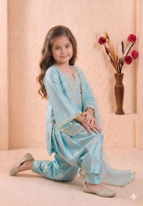 ชุดออกงานปักลายเลื่อมสำหรับเด็กผู้หญิง ดีไซน์ใหม่ พร้อมเสื้อท่อนบนและกางเกงปาลาซโซสไตล์ฟาร์ซี พร้อมผ้าคลุมไหล่ แบบพร้อมสวมใส่ - Product Image 6