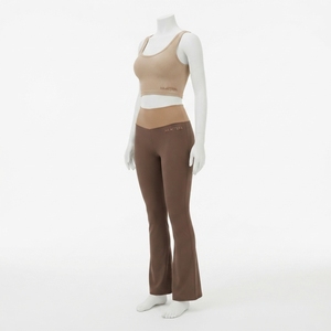 Ensemble de yoga contrastant beige et marron pour femme : débardeur court et leggings évasés taille haute – Tenue de sport et fitness - Product Image 2