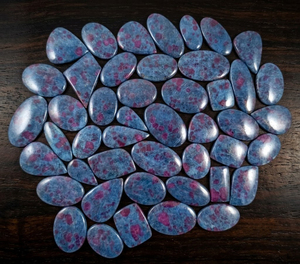 Pierre précieuse naturelle rare en rubis kyanite cabochon, point rouge, grande taille, dos plat, qualité collectionneur, exportateur de pierres précieuses en vrac, pierre enroulée de fil - Product Image 3