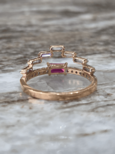 Anillo de Oro Blanco con Rubí Corte Esmeralda y Diamantes Cultivados en Laboratorio de 0.6Ct, con Detalles de Baguette, Regalo Moderno de Aniversario para Mujer - Product Image 3