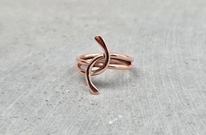 Bague en cuivre artisanale au design moderne, forme personnalisée, finition polie, design unique pour femme, cadeau de mariage - Product Image 5