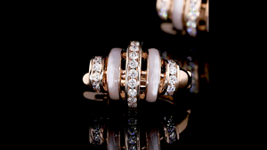 Pendientes de Aro con Diamantes en Varias Filas y Esmalte en Oro |   Diseño de lujo apilable |   Proveedor de Joyería OEM ODM |   Pendientes de Esmalte - Product Image 5