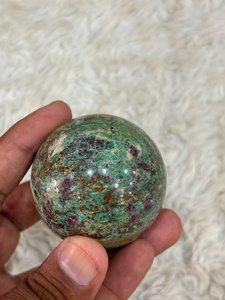Sphère de fuchsite rubis présentant des micro-micaux verts vibrants et des inclusions rouge rubis, contours polis, contraste minéral riche - Product Image 2