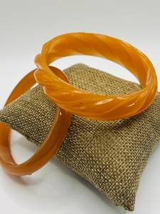 Ensemble de bracelets vintage en résine ambrée torsadés et épais en lucite pour femmes - Product Image 3
