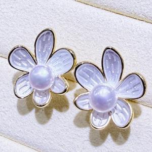 ต่างหูมุกน้ำจืดสีขาวธรรมชาติ ดีไซน์ดอกไม้หกกลีบแบบไม่สมมาตร ประดับด้วยมุกขัดเงา แฟชั่นหรูหราจากจูจี้ - Product Image 1