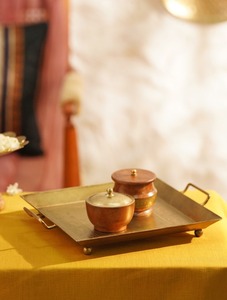 Plateau rectangulaire en métal décoratif finition laiton antique avec quatre pieds pour le service dans les hôtels et les restaurants - Product Image 1