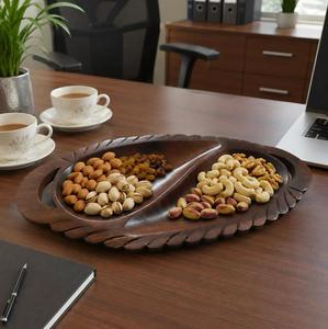 Bandeja Redonda de Madera para Servir y Almacenar, Bordes Tallados, Acabado Pulido, Diseño Moderno, Apta para Lavavajillas, Uso en Mesa, Un Compartimento, 2 cm de Grosor - Product Image 3
