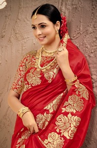 Soie Banarasi très tendance avec une magnifique bordure et un pallu à motifs de <span class=keywords><strong>roses</strong></span>, pour les mariages, au prix de gros. - Product Image 2