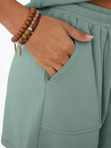 เสื้อพูลโอเวอร์ทรงทันสมัยเอวสูงพร้อมยางยืด ชุดเซ็ตฤดูร้อนสำหรับผู้หญิง ชุดสองชิ้น กางเกงขาสั้น ชุดเซ็ตผู้หญิง - Product Image 4