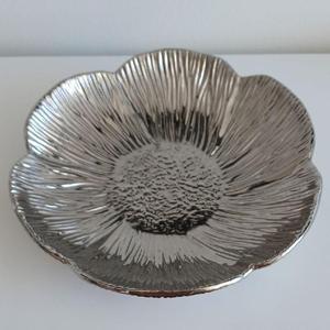 Flower Design Metal Bowl Hand Casted Technique <b>Cheap</b> Price Decorative Bowls Fruits Snacks Display Serving Bowl For Parties - Product Image 1