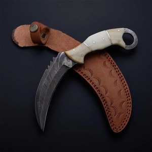 Couteau de chasse artisanal en acier Damas avec lame à pointe dentelée et manche en os, dans un étui en cuir - Product Image 6