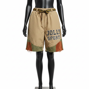 Shorts cortavientos de poliéster premium para mujer, color caqui, verde oliva, diseño de paneles, aplique de chenilla, logotipo personalizado. - Product Image 1