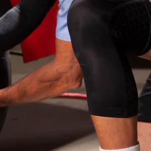 Las rodilleras de material flexible permiten un movimiento fácil mientras ofrecen protección para correr, caminar y entrenar. - Product Image 4