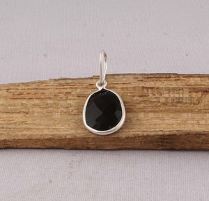 Collier en argent sterling 925 avec pendentif en onyx noir, pierre précieuse naturelle, bijoux artisanaux faits à la main, vente en gros, style bohème vintage pour femme - Product Image 1