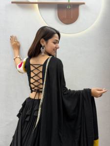 Ensemble Lehenga haut de gamme en pur coton entièrement cousu avec de lourdes broderies à la main, des motifs Gotta Patti authentiques et des Latkan traditionnels faits à la main - Product Image 4