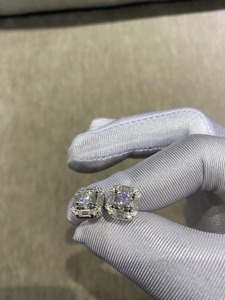 Boucles d'oreilles minimalistes pour femmes en argent sterling 925 avec moissanite incolore taille baguette et taille ronde, testées au diamant. - Product Image 5