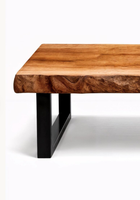 Nouvelle table basse de restaurant en bois massif à bord naturel avec pieds en métal, design pliable pour hôtel et usage extérieur
