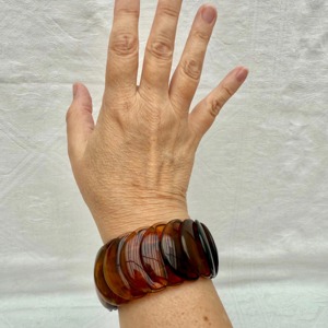 Brazalete de Resina Moderno Color Ámbar con Diseño de Corte Exquisito, Regalo Promocional Novedoso - Product Image 4