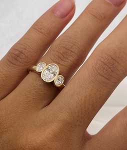 Bagues de fiançailles en diamant 2 carats, or massif 14k 18k, solitaire serti clos, taille ovale, diamant de laboratoire, trois pierres, minimaliste, bande de 3mm, fabricant - Product Image 2