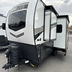 Remolque de Viaje Ligero de Aluminio de Alta Calidad, Mini Caravana, Autocaravana, RV, para 4-6 Personas, con Todas las Instalaciones, EURO 5 - Product Image 1