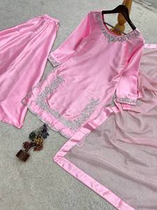 Costume de mariage indien pakistanais moderne pour femmes en soie rose brodée avec dupatta, longueur au sol, coupe régulière, séchage rapide, toutes saisons - Product Image 3
