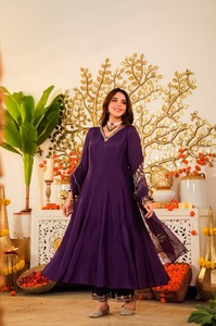 Tenue de fête indienne pour femmes, en viscose et soie Chanderi, avec broderies de sequins, comprenant un haut, un bas et un dupatta brodé en organza. - Product Image 3