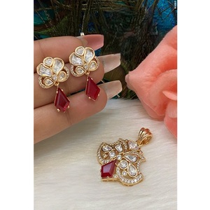 Elegante y Estiloso Juego de Collares con Colgante de Diseño en Acabado Dorado y Blanco con Aretes con Piedras AD para Bodas y Fiestas - Product Image 1