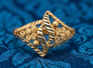 DIVYORO Anillo clásico con textura de diamante y chapado en oro de 22 quilates para mujer - Product Image 4