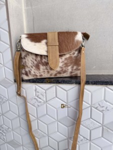 Bolso Bandolera de Cuero Vacuno Nuevo al por Mayor, Estilo Western con Pelo, Elegante Bolso de Mano Bohemio con Correa para Muñeca, Bolso Multiusos para Mujer - Product Image 4